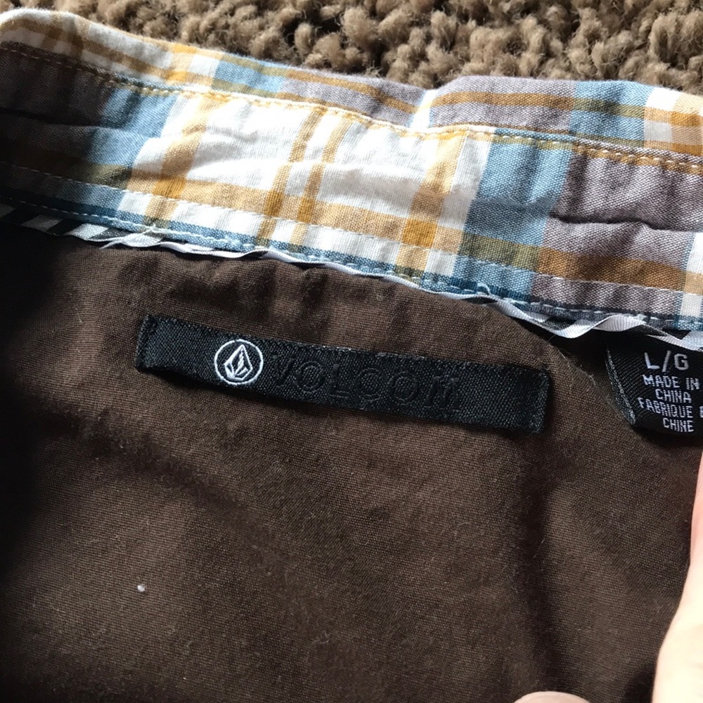 Short Sleeve Men’s Large Volcom Button Up Shirt - image 3